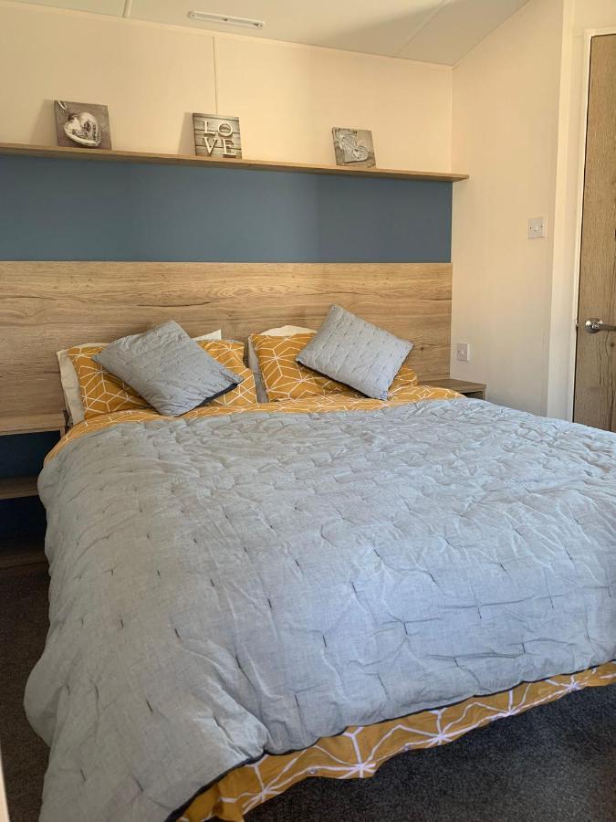 Mv7 Suffolk Sands Holiday Park Філікстоу Екстер'єр фото